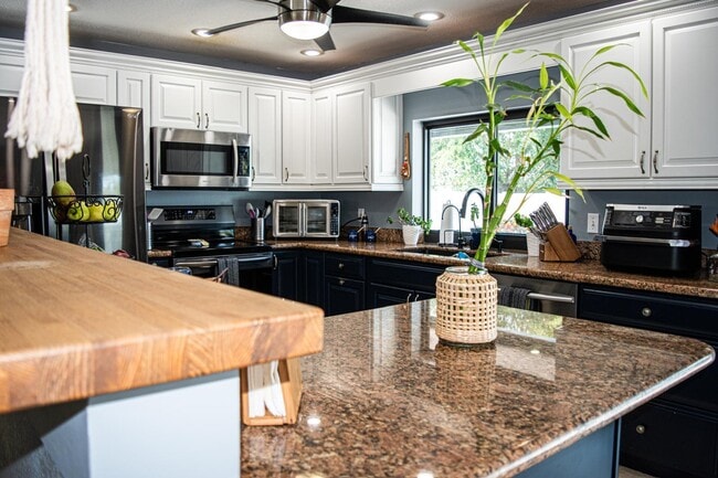 Building Photo - 5432 Sandhurst Cir S