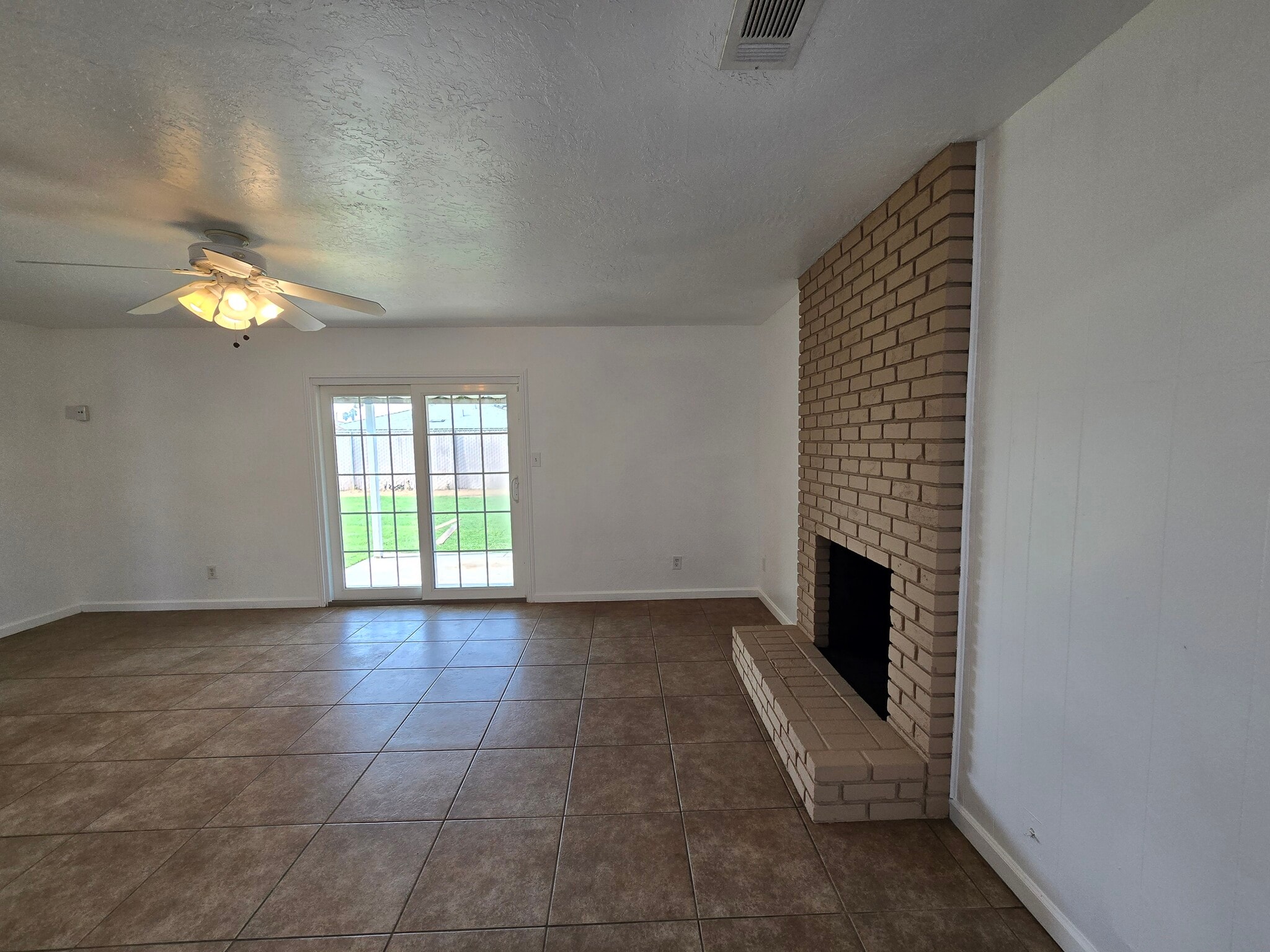 Living room - 4577 N Lorna Ave