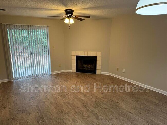 Building Photo - 404 Commons Dr