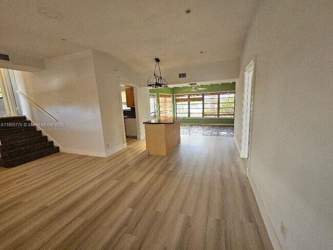 Building Photo - 1419 Crest Dr