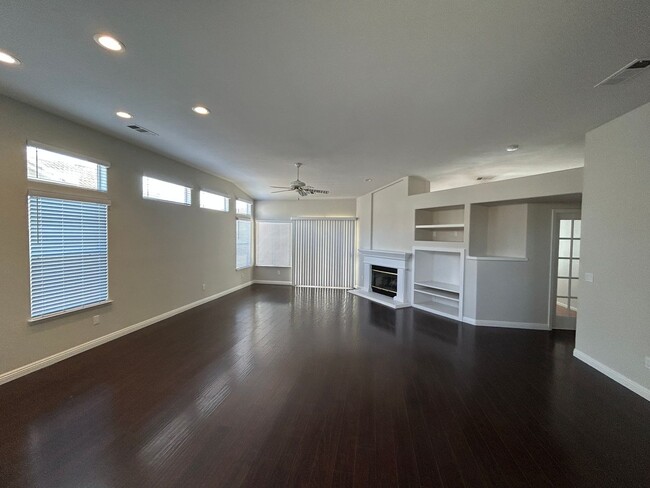 Building Photo - Spacious home in Lemoore