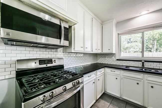 Building Photo - 4702 Maple St