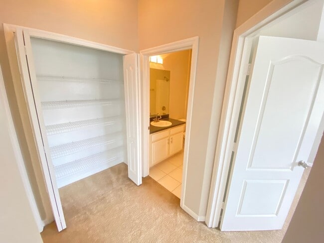 Building Photo - Newly Listed 2/2 in a Beautiful Community!