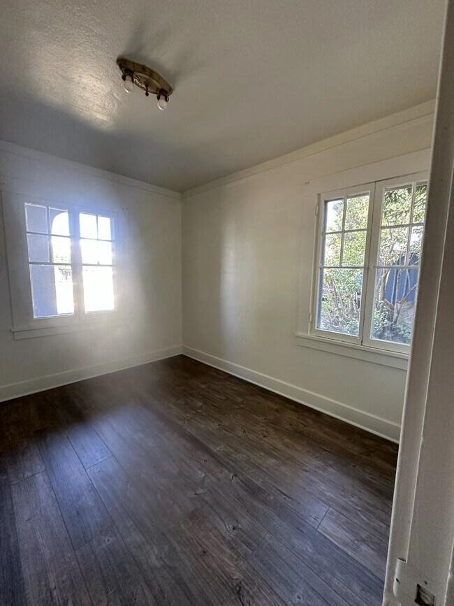 Building Photo - 2024 Darrow Ave