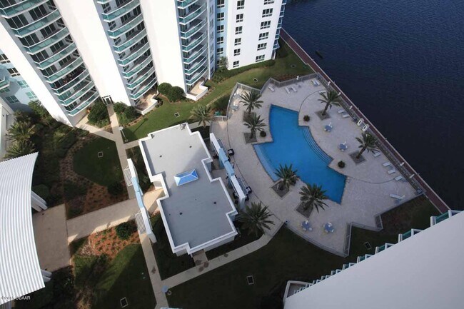 Building Photo - 231 Riverside Dr