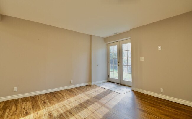 Building Photo - 2BR/2BA Downstairs Duplex with Parking and W/D