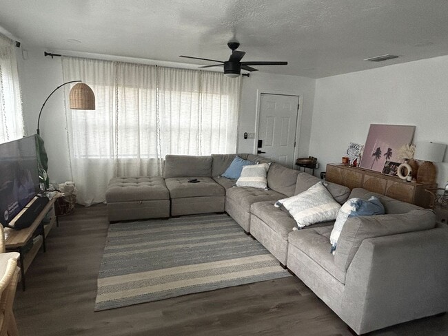 Building Photo - Cozy 2-Bedroom Home in the Heart of St. Petersburg