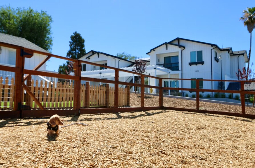 Primary Photo - Emerald Court Apartments