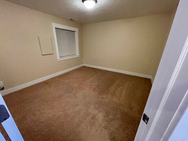 Building Photo - 4274 Lake Bridge Dr