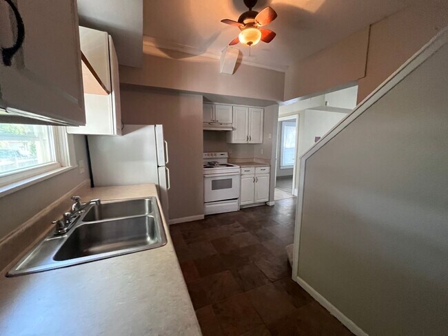 Building Photo - 4 Bedroom / 2 Bath House