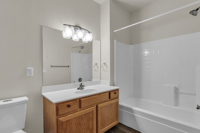 Building Photo - Pinebrook Pointe