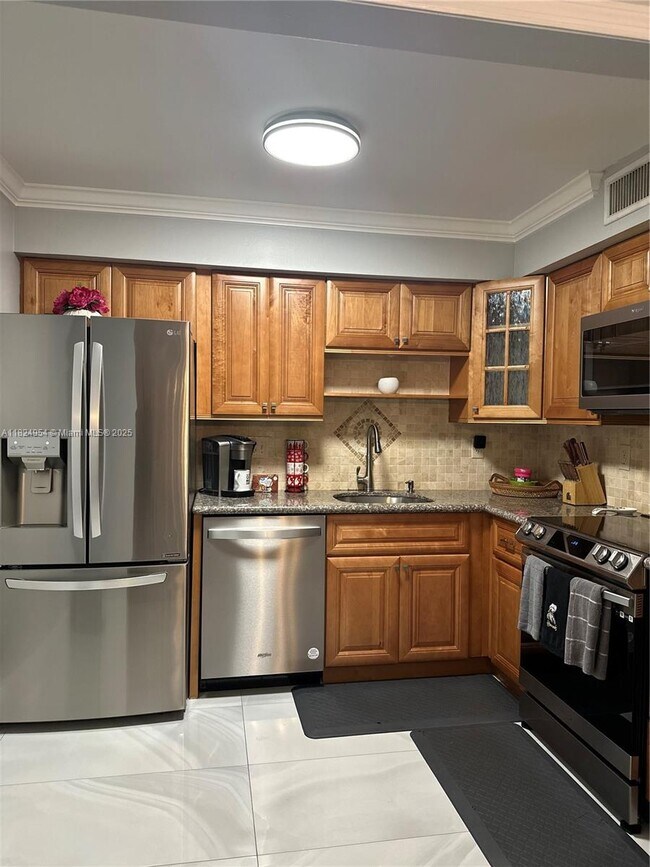 Building Photo - 9845 Pineapple Tree Dr