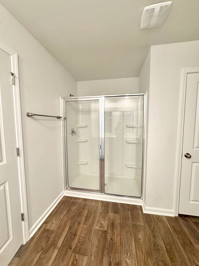 Building Photo - **$1000 off first months rent with acceptable credit and application**Available NOW!! 4 bedroom 2...