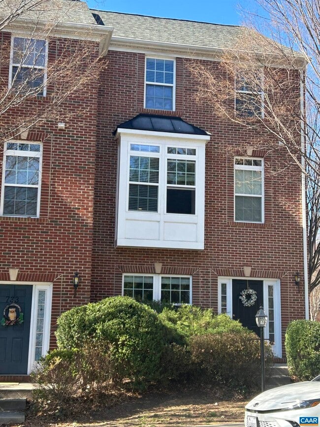 Building Photo - 735 Rainier Rd