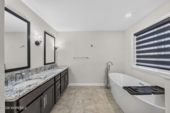 Building Photo - 319 Tulip Ct
