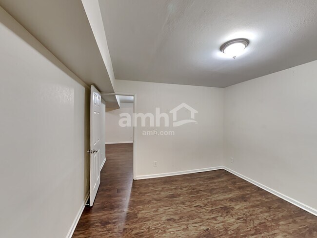 Building Photo - 522 N 8th Ct