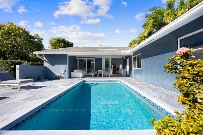 Building Photo - 930 NW 4th Ct