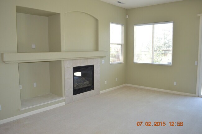 Building Photo - 3 Bedroom, 2 bath home in Highly Sought After Winfield Springs