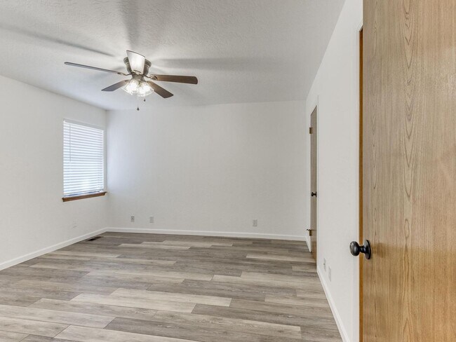 Building Photo - Beautiful 3bed/2bath Townhome Available in...