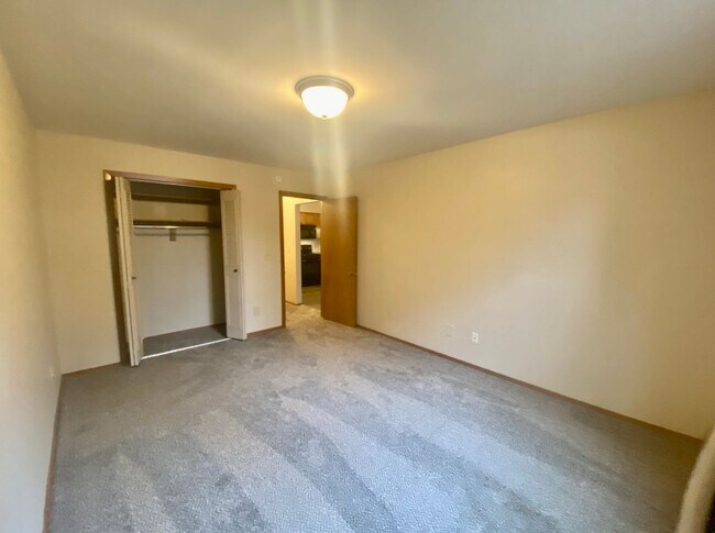 Building Photo - Ground Floor Large 1 Bedroom 1 Bath Available
