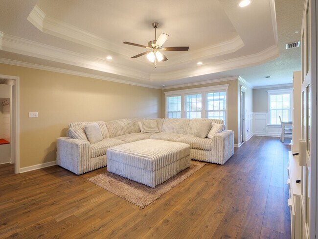 Building Photo - 3960 Landings Cir