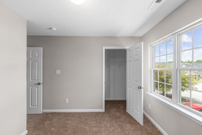 Building Photo - Charming 2-Bedroom 2.5-Bathroom Townhouse with Fenced Yard