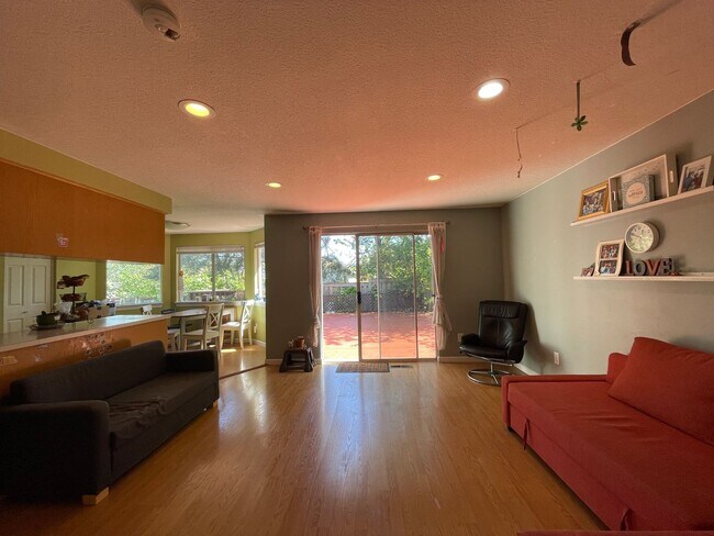 Building Photo - Charming Rock Creek 3 Bed 2.5 Bath - Centr...