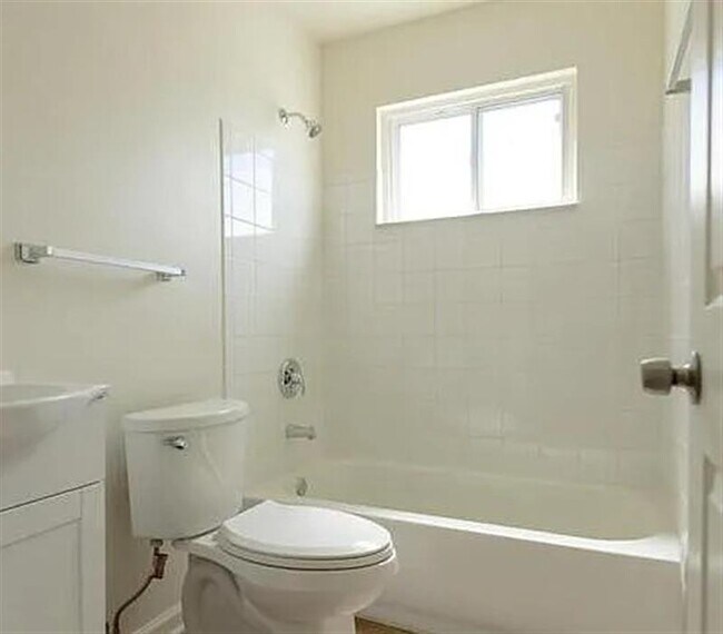 Building Photo - Charming 3 Bed, 1 Bath