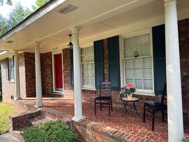 Building Photo - 2 bedroom 1 and a half bath brick home in ...