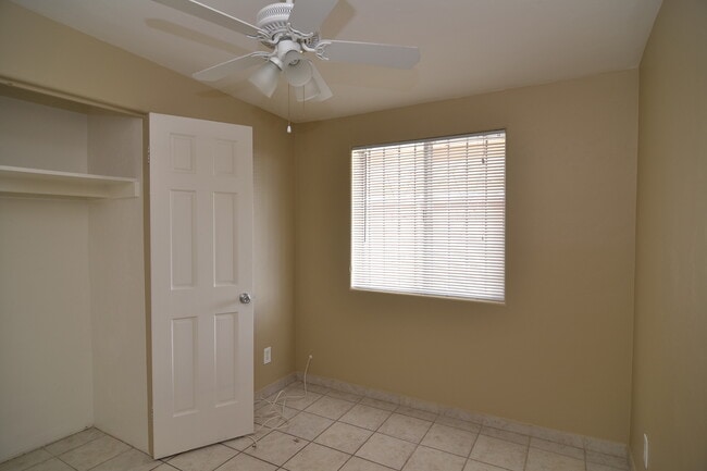 Building Photo - Spacious 4 Bedroom 2 Bath Home! Great South Tucson Location!