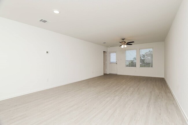 Building Photo - 3222 Roslyn Grist