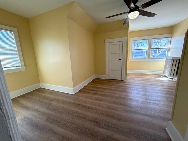 Building Photo - 727 Carlton Ave