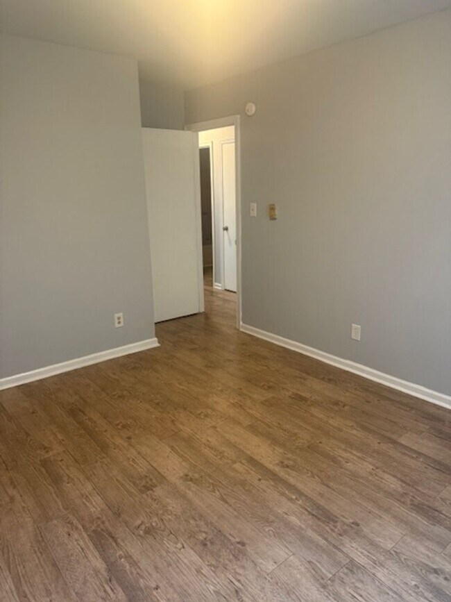 Building Photo - Three Bedroom Apartment in Norfolk
