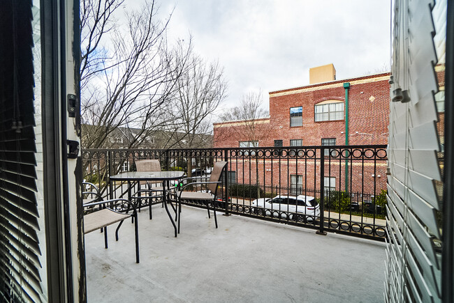 Outdoor balcony, quiet neighborhood. Can see the Beltline from balcony. - 791 Wylie St SE