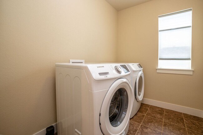 Building Photo - Bright & Spacious 3 Bed + Loft | 3-Car Garage in North Fort Collins