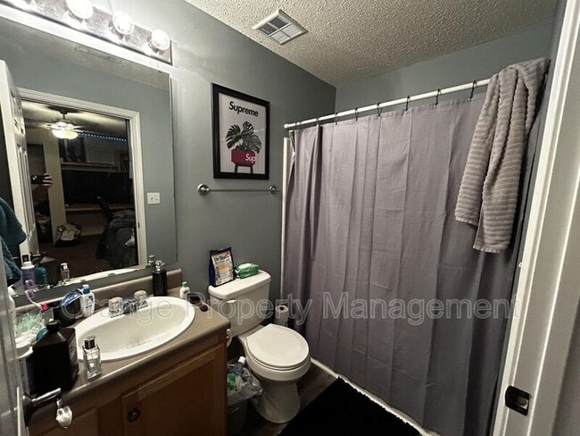 Building Photo - 1121 Harts Ridge Dr