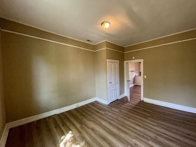 Building Photo - 2 bedroom 1 bathroom house with fenced yard available