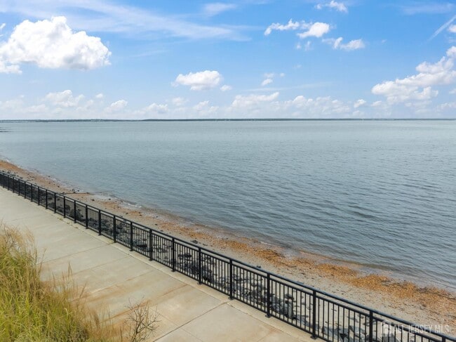 Building Photo - 106 Boulevard W