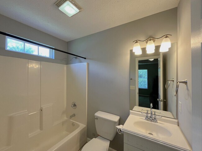 Building Photo - Excellent 3 Bedroom 2 Bath Home in West Nashville!