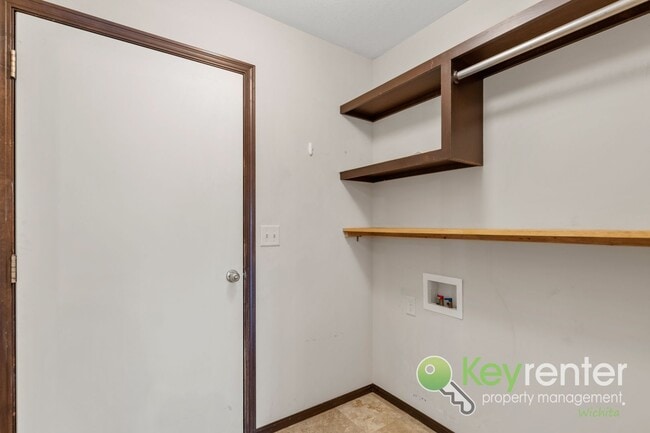 Building Photo - Beautiful 4 Bedroom 3 Bath | Goddard School District