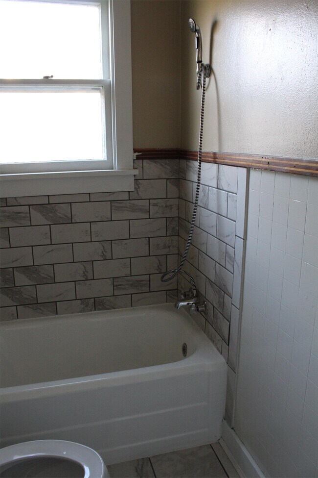 Building Photo - 526 E 11th St