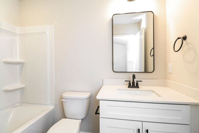 Building Photo - Beautiful 3BR 3.5BA Townhome w/ Full Appliance Kitchen Garage Parking in University