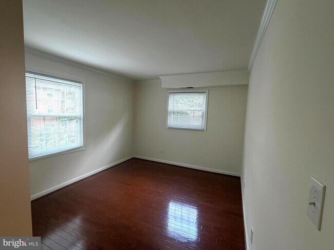 Building Photo - 3814 Lyndhurst Dr