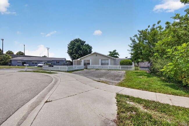 Building Photo - 3943 Roan Ct W