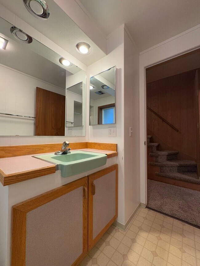 Building Photo - Spacious 6 Bedroom, 3 Bathroom Home Near CWU