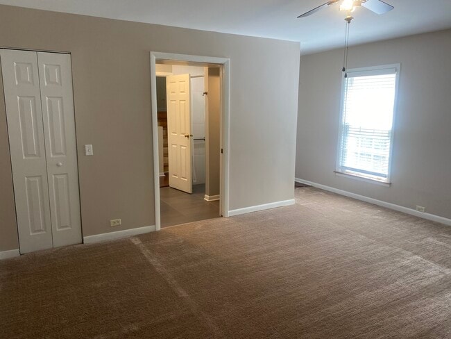 Building Photo - 419 E Valley Ln
