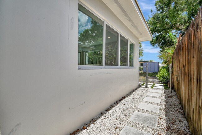 Building Photo - 420 SW 13th St