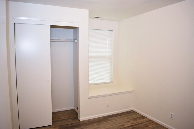 Building Photo - Great 3BD Ranch in Orchards- Gorgeous Laminate Floors Throughout!