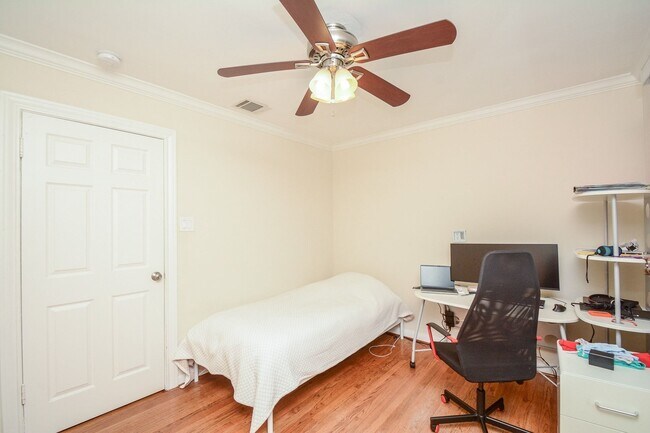Building Photo - 9906 Cedardale Dr