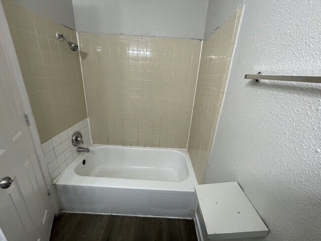 Building Photo - Two bedroom, 1 bathroom apartment - Move in Special